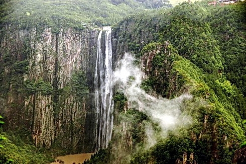 (图：百丈漈风景区一漈瀑布)